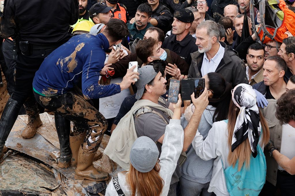 Rey Felipe entre la multitud en su visita a las zonas afectadas por la DANA