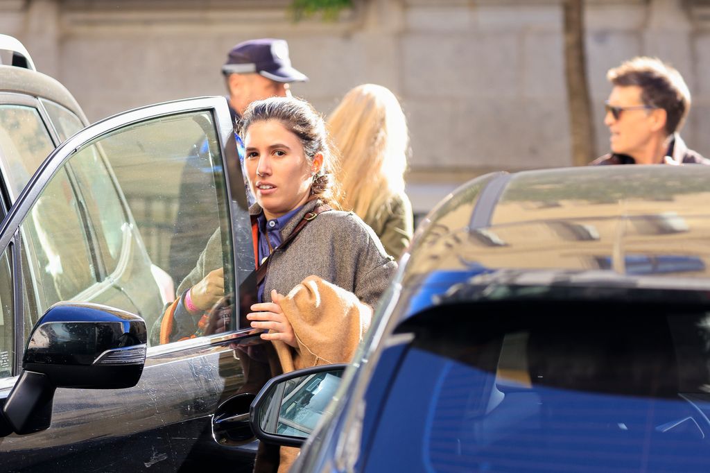 Plano medio de Teresa Urquijo entrando a su coche