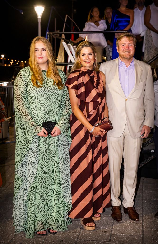 Los reyes Guillermo y Máxima de Holanda y la princesa Amalia durante el carnaval de Curazao, en febrero de 2023.