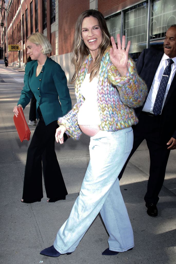 Hilary Swank, radiante y feliz, muestra su tripa de embarazada dos meses antes de dar a luz