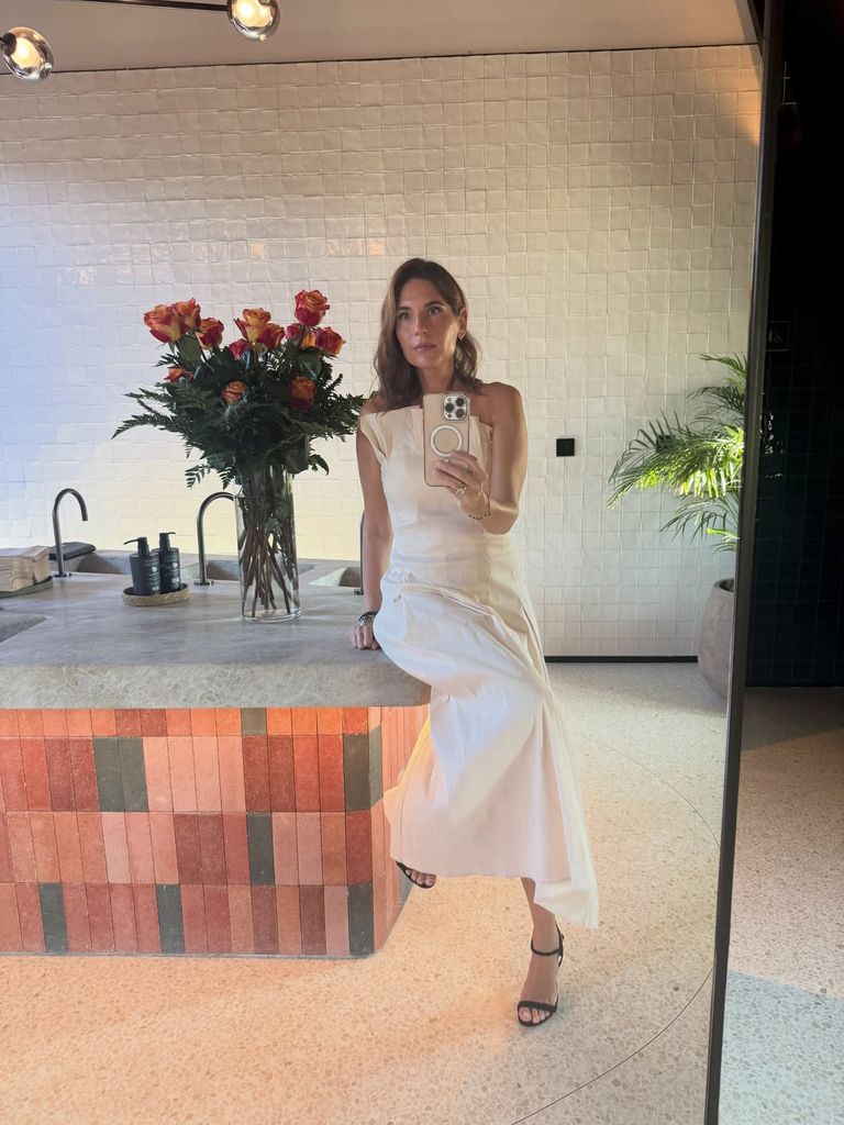 Lourdes Montes en Málaga con un vestido blanco de Bimani