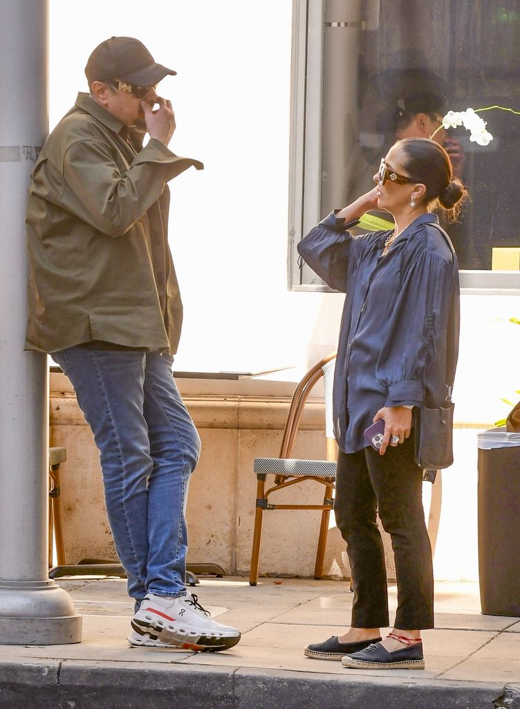 Pepe Aguilar fue visto en una salida a almorzar con su familia en el restaurante Cipriani de Beverly Hills.