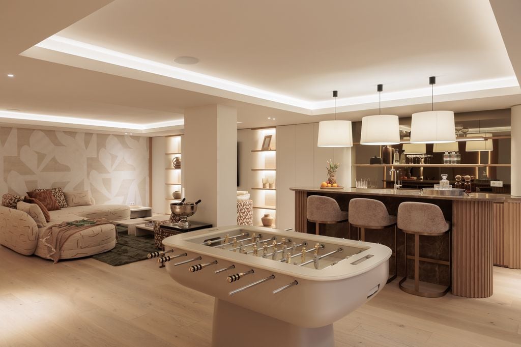 Sala de juegos con barra y futbolín