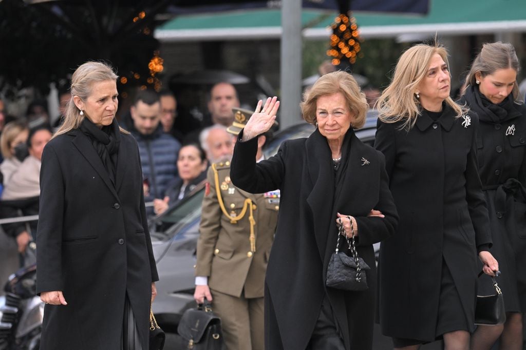 La reina Sofía junto a la infanta Cristina y Elena en el funeral de Irene de Grecia en Atenas