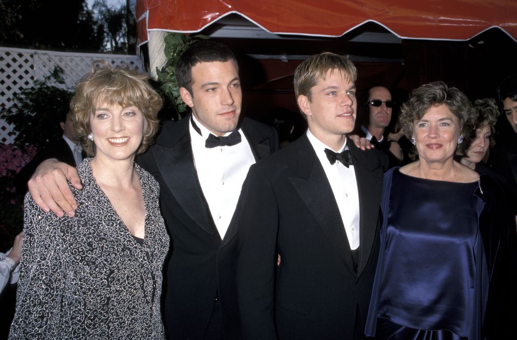 Chris asistió a la ceremonia de los Premios Óscar de 1998 junto a su hijo Ben Affleck