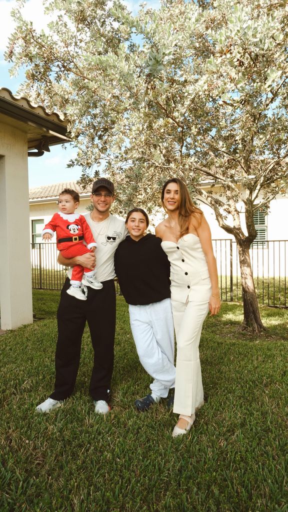 Daniela Ospina y Gabriel Coronel con sus hijos en su nueva casa.