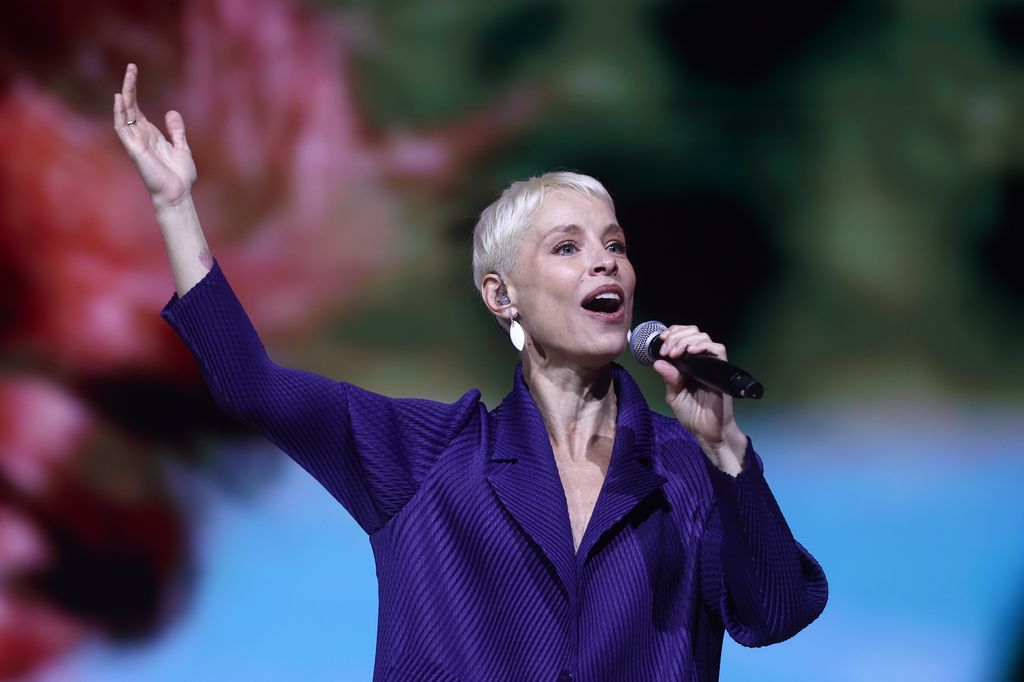 Soraya Arnelas interpreta 'Qué bonito' en el último acto del Papa en Madrid