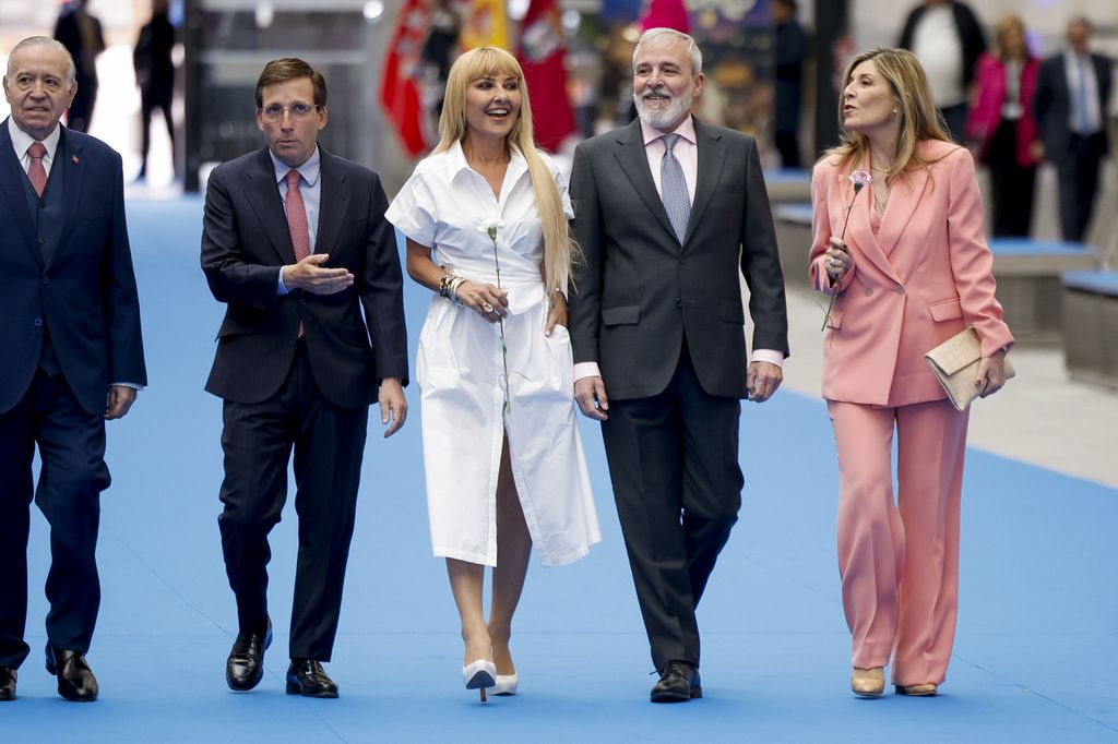 Fernando Guillén Cuervo, José Luis Martínez-Almeida y Cayetana Guillén Cuervo llegando a la ceremonia