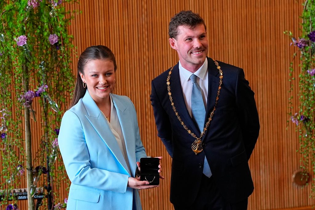 Isabella de Dinamarca recibe una pulsera del alcalde de Aarhus con motivo de su 18 cumpleaños 