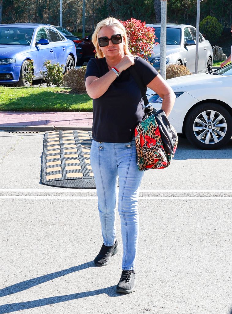 Belén Esteban en el funeral de la madre de Lydia Lozano