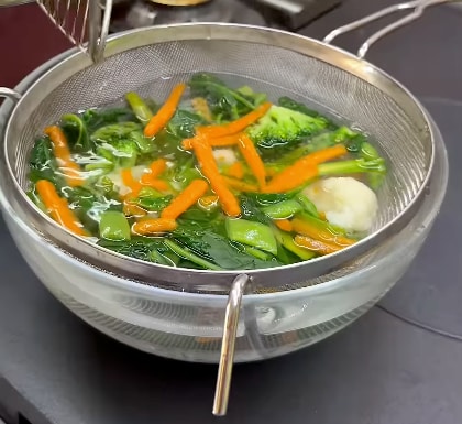 Son importantes tanto el corte de las verduras como el orden en que se incorporan al agua hirviendo.