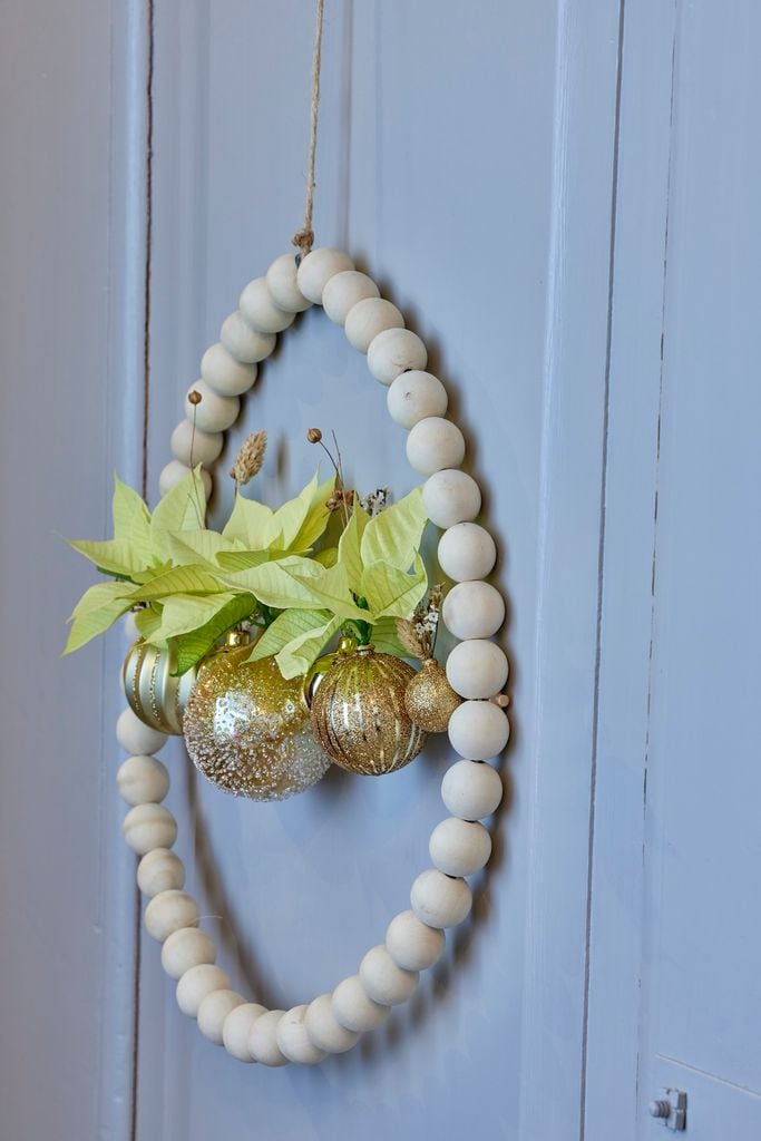 Adorno de Navidad con poinsettias.