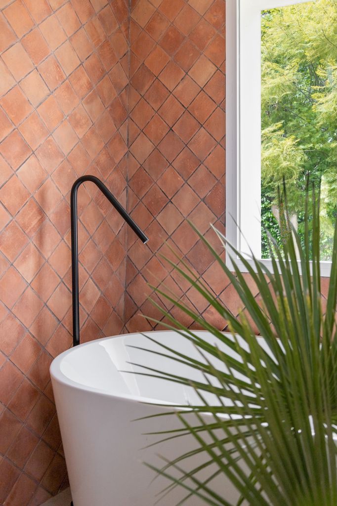 Baño con azulejos artesanales