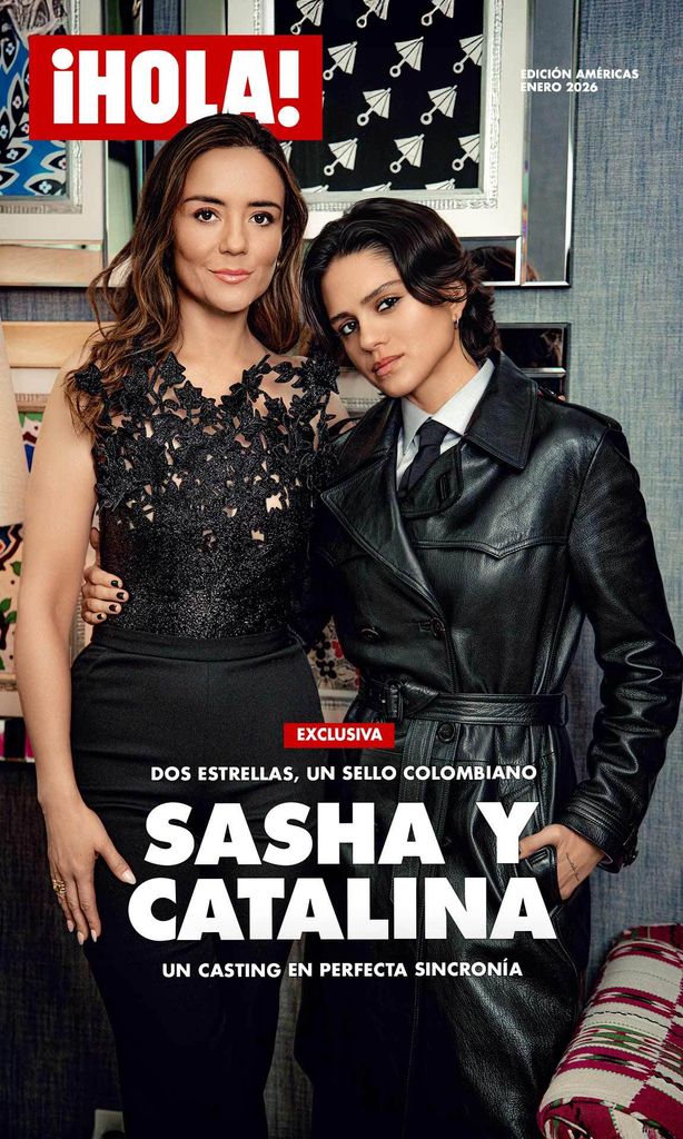 Fotógrafo: Manuel Ortiz | Catalina Sandino Moreno - Stylist: Jessica Paster, Peinado: Ben Skervin, Maquillaje: Ana Marie Rizzieri. Catalina está usando un jumpsuit Oscar de la Renta, zapatos Dolce&Gabbana | Sasha Calle – Estilizada por Sasha, Maquillaje: Shelby Smith, Peinado: Rutger. Sasha está usando una chaqueta negra de piel Tom Ford, corbata St Laurent y botas 424.