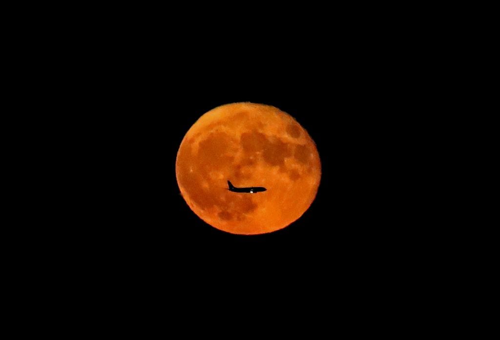 Conocida también como Luna del Trueno o del Heno, la luna llena de julio marca un momento clave en el calendario astronómico del verano