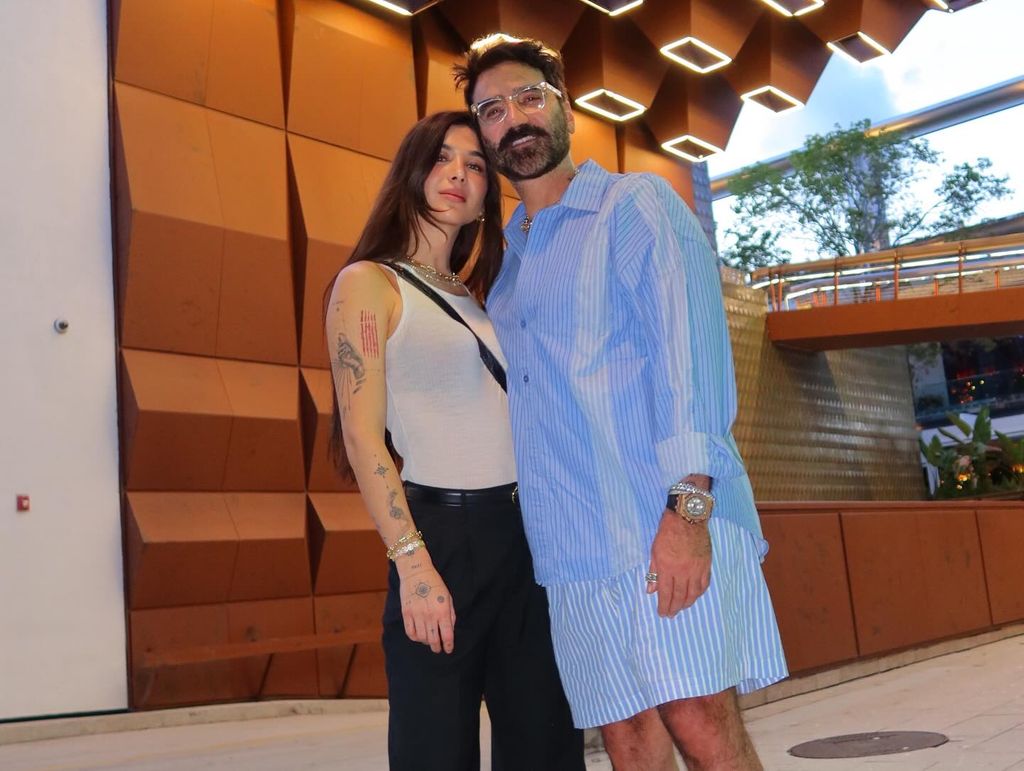 Alejandro Fernández y su novia Karla Laveaga.