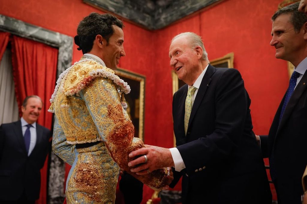 El rey Juan Carlos saluda a David Miranda