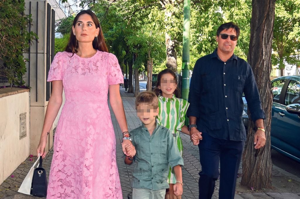 Fran Rivera y Lourdes Montes EN EL BAUTIZO DE SU SOBRINO, ENTRE VIAJES Y POLÉMICAS