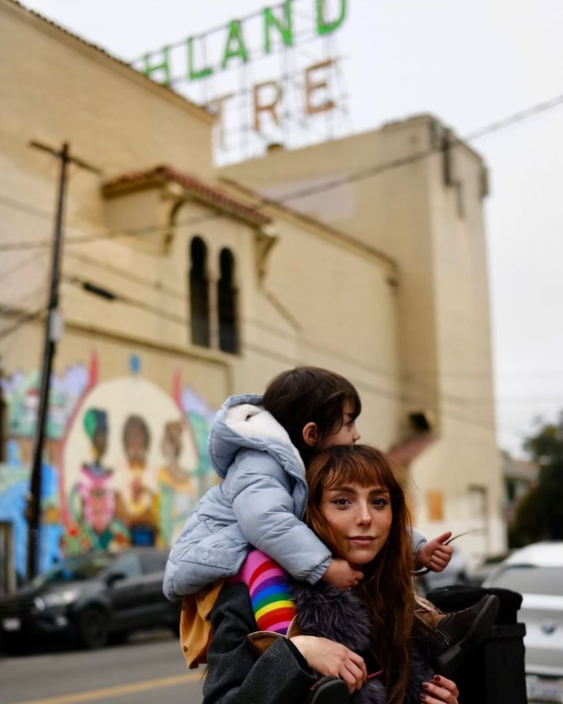 Natalia Téllez junto a su hija Emilia.