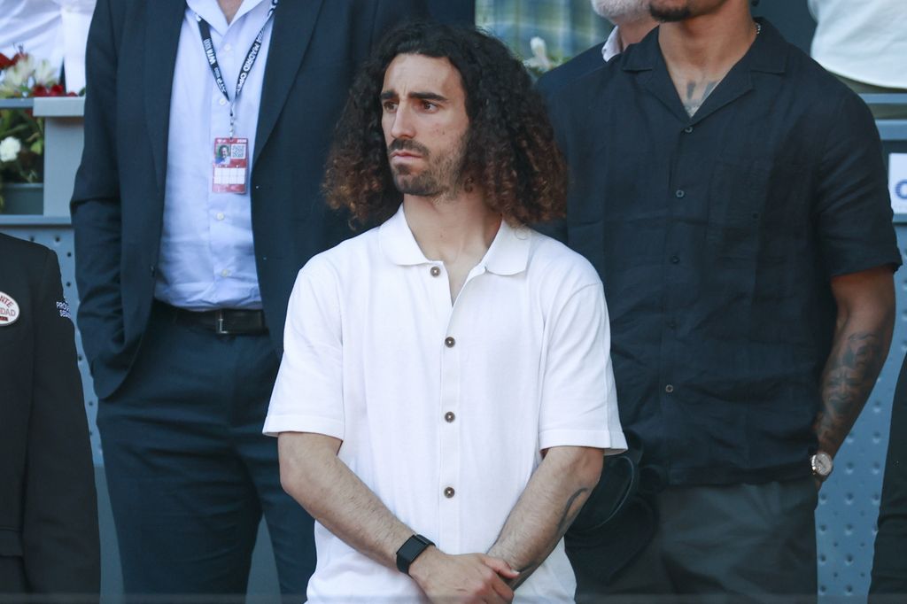Marc Cucurella viendo un partido