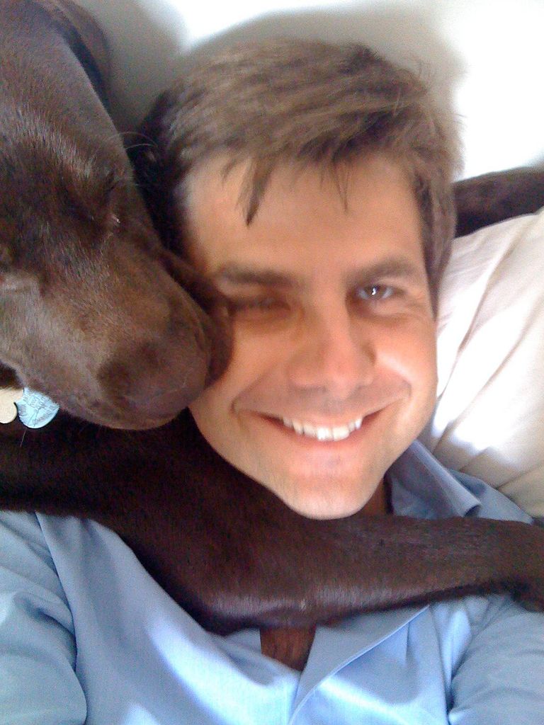 Luis Carvajal Hoyos con su perro Api