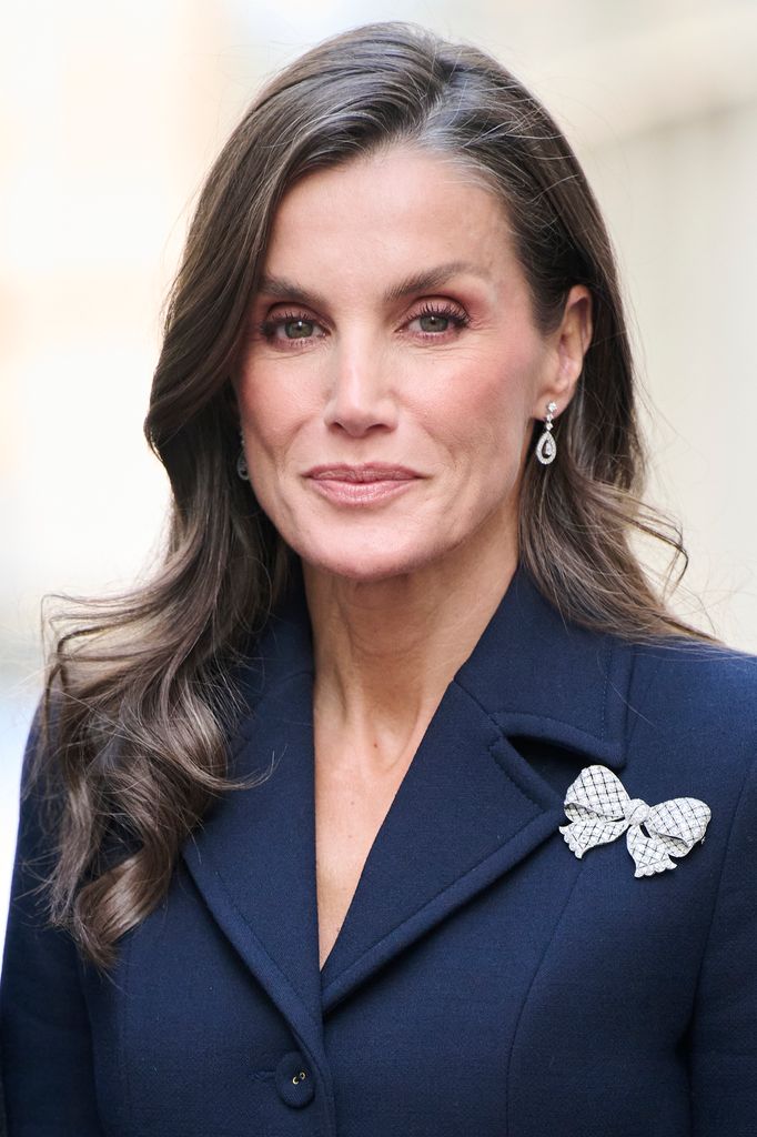 Doña Letizia adorna su solapa con el célebre broche de lazo en retícula de diamantes, una de las piezas más queridas del joyero de la reina Sofía desde la proclamación de Juan Carlos I