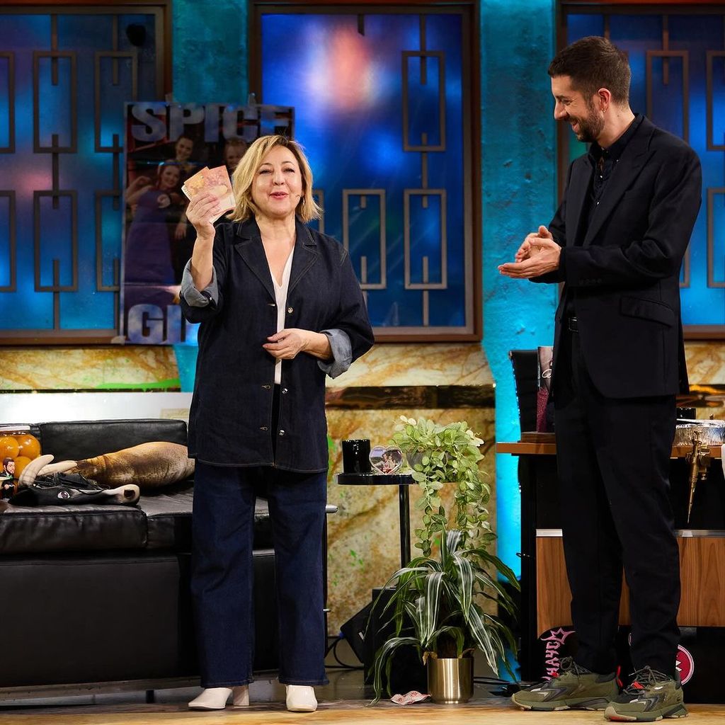 Plano medio de Carmen Machi en la Revuelta con David Broncano sujetando unos billetes