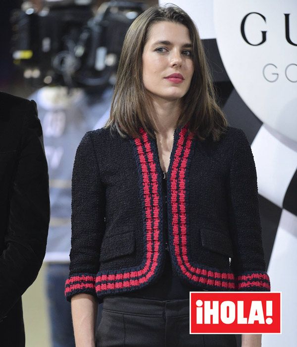 La hija de Carolina de Mónaco eligió para la ocasión un look compuesto por chaqueta con ribetes rojos y pitillos negros
