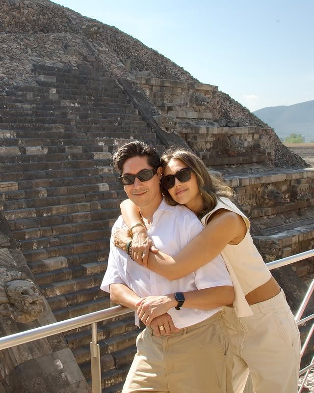 Jessica Alba en Teotihuacán con sus amigos.