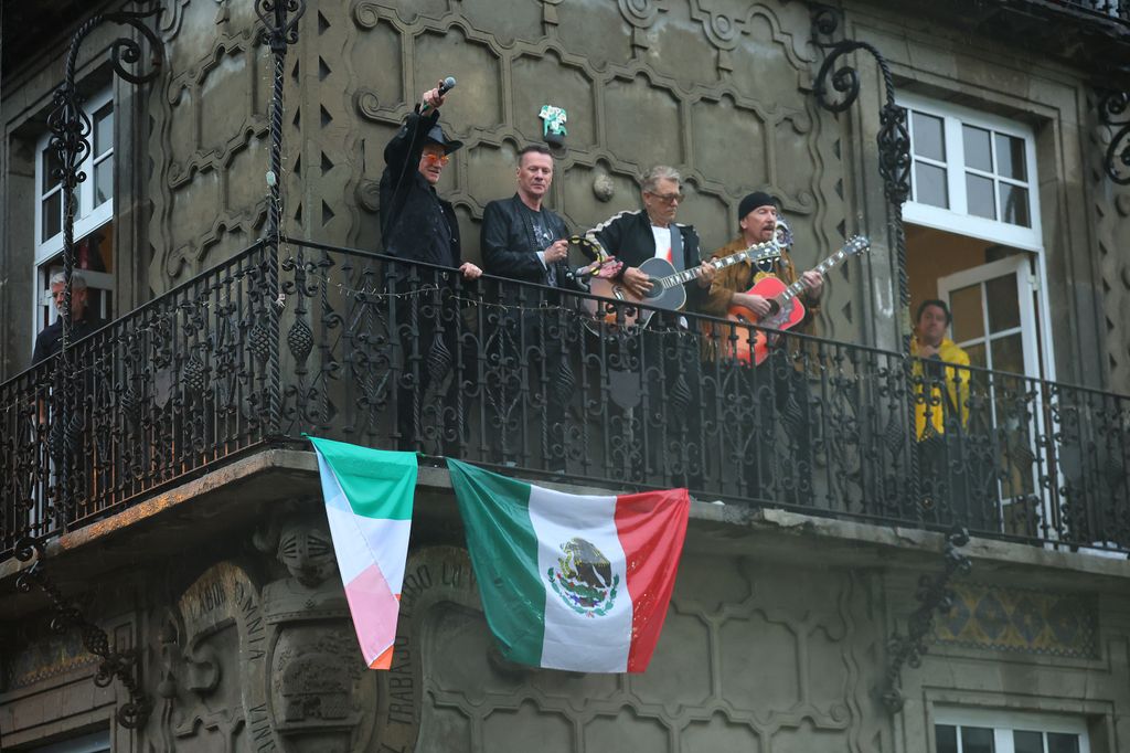 Un vecino abrió las puertas de su hogar a U2 para que tocaran en su balcón en el centro de la Ciudad de México