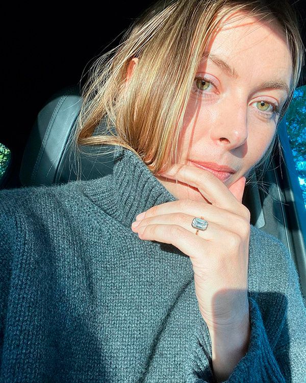 Anillo de compromiso de corte esmeralda de María Sharapova