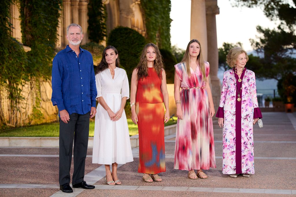 Rey Felipe VI de España, reina Letizia, princesa Leonor y Sofia juntos en el Palacio de Mallorca.