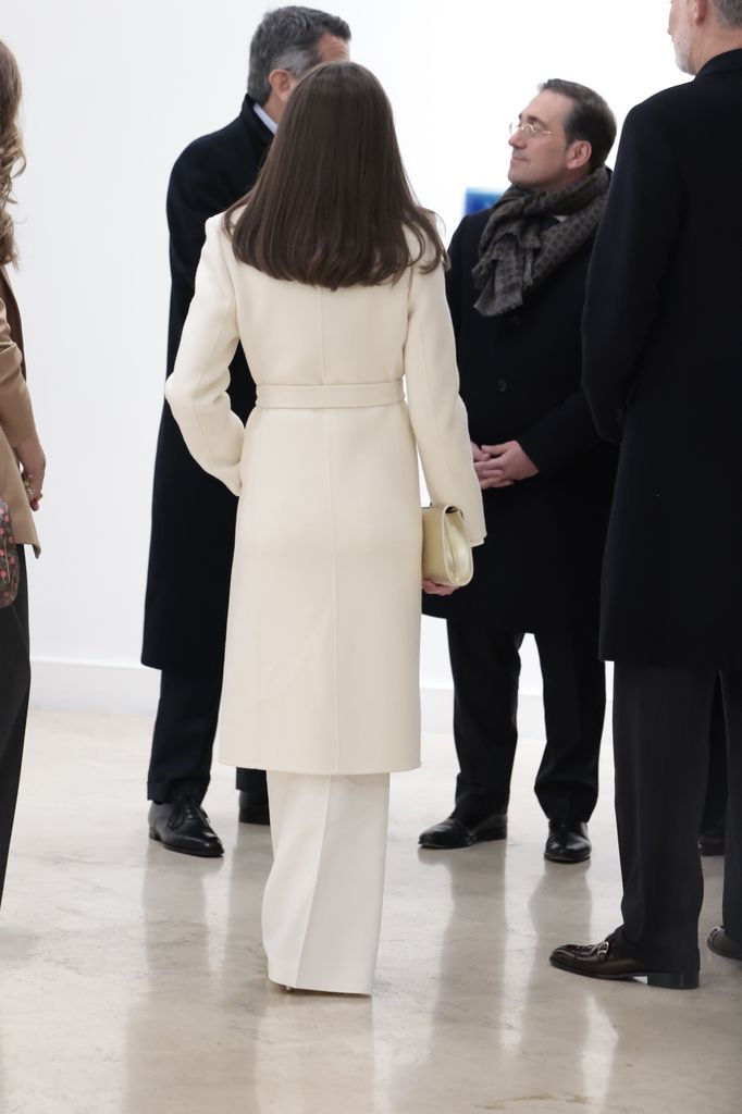 La reina Letizia impacta en Roma con un luminoso look tras su sobria ...