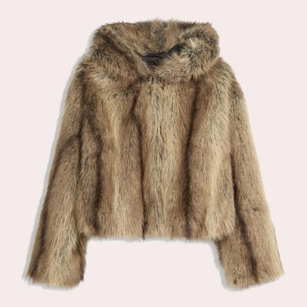 Cazadora efecto pelo capucha