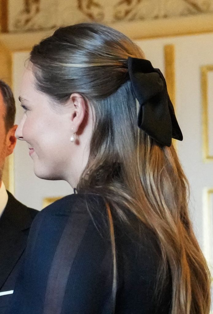 Ingrid Alexandra de Noruega con pendientes de perlas, símbolo de luto por la muerte de su abuelo, el rey Harald, 2026