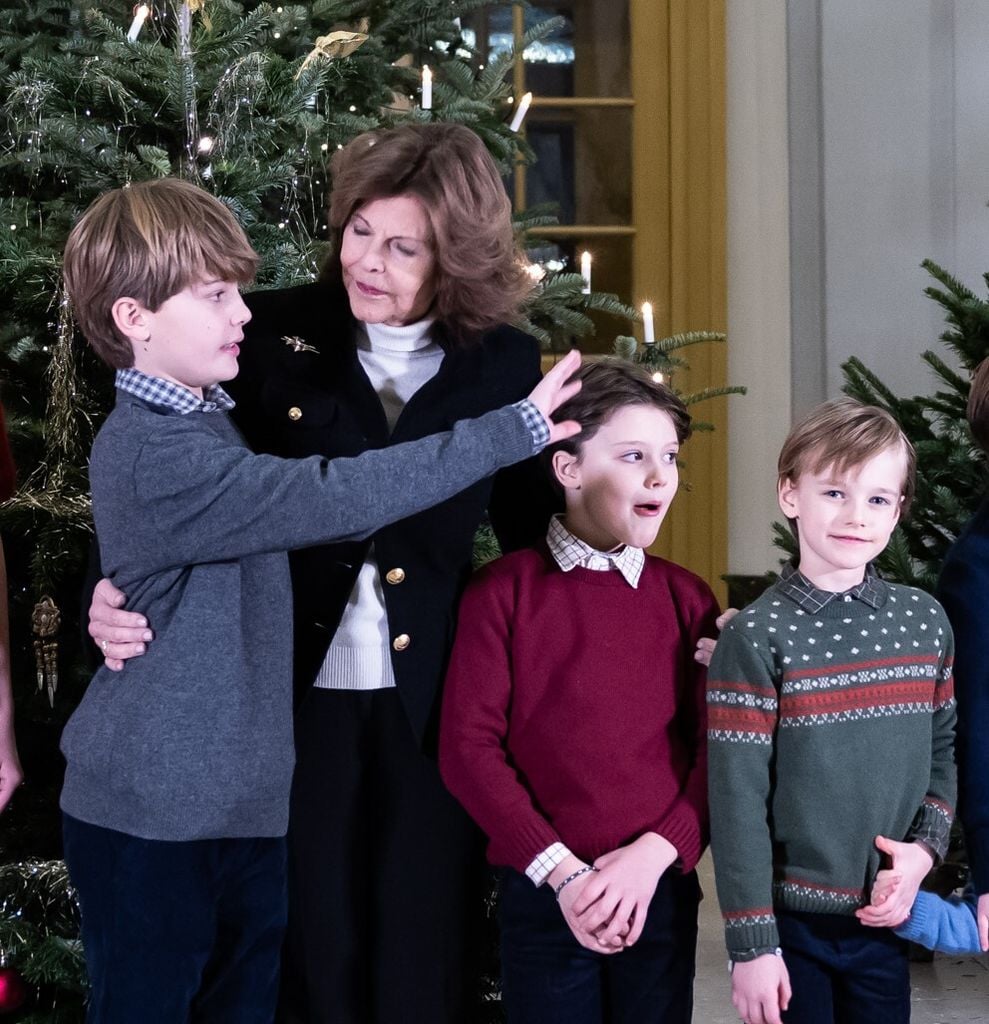 LA REINA SILVIA DE SUECIA DECORA ARBOL DE NAVIDAD JUNTO A SUS NIETOS