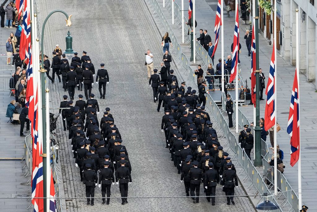 La Policía marcha por las avenidas principales de Oslo antes del funeral de Harald de Noruega