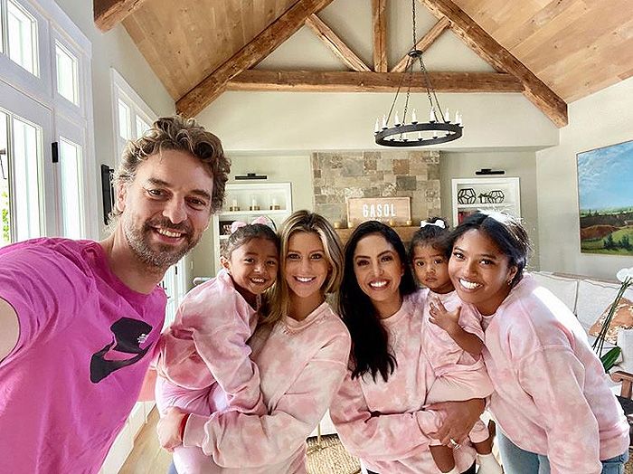 Pau Gasol con la familia de Kobe Bryant