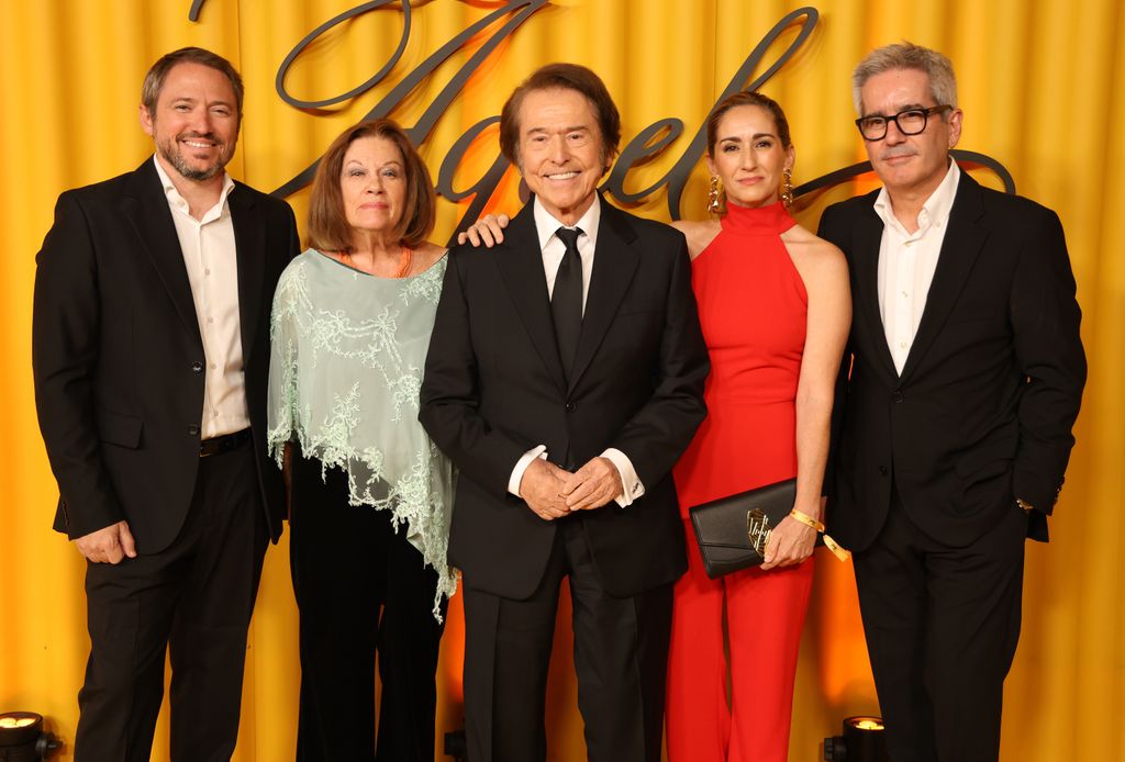 Raphael y Natalia Figueroa junto a sus hijos, Manuel, Alejandra y Jacobo, en la première de 'Aquel'