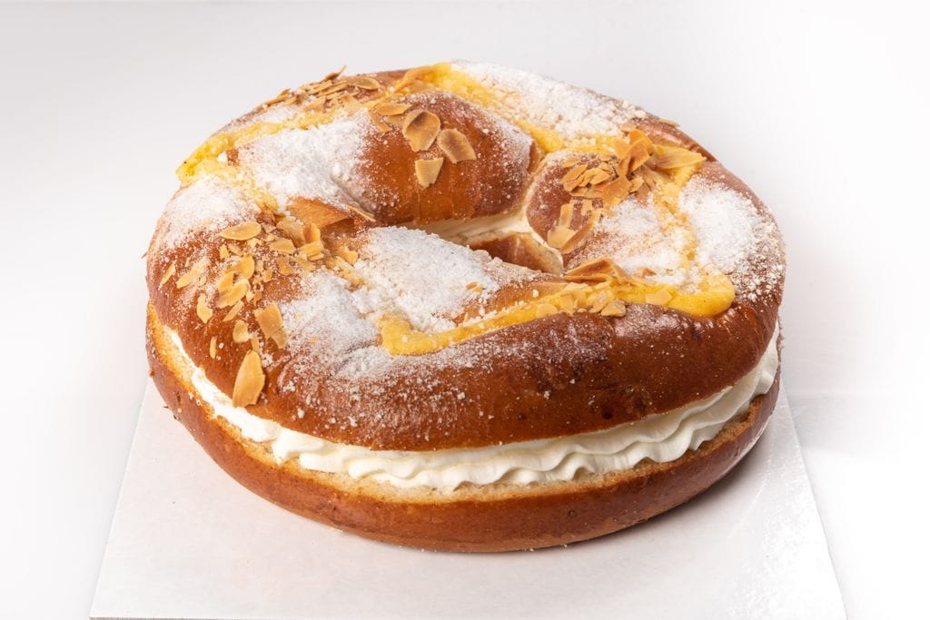 Corona de la Almudena rellena de nata con almendra y naranja