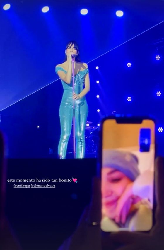 Elena Huelva viendo el concierto de Aitana a través del móvil