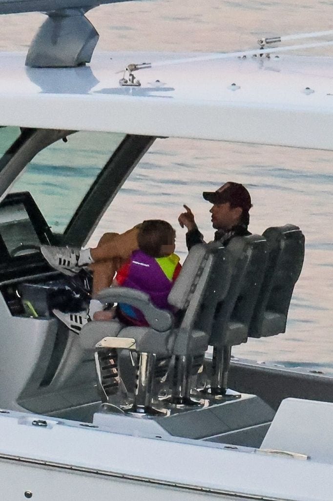 Enrique Iglesias, charlando con su hijo a bordo de un yate