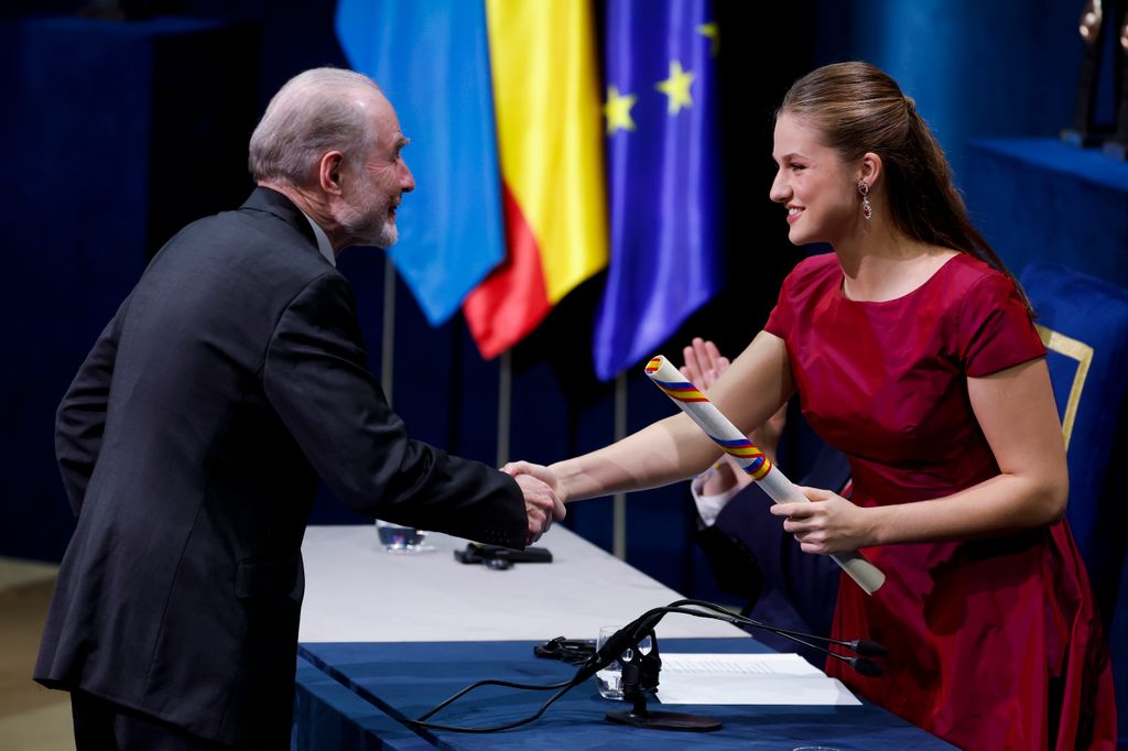 La princesa Leonor entregando el premio a Timothy Garton Ash