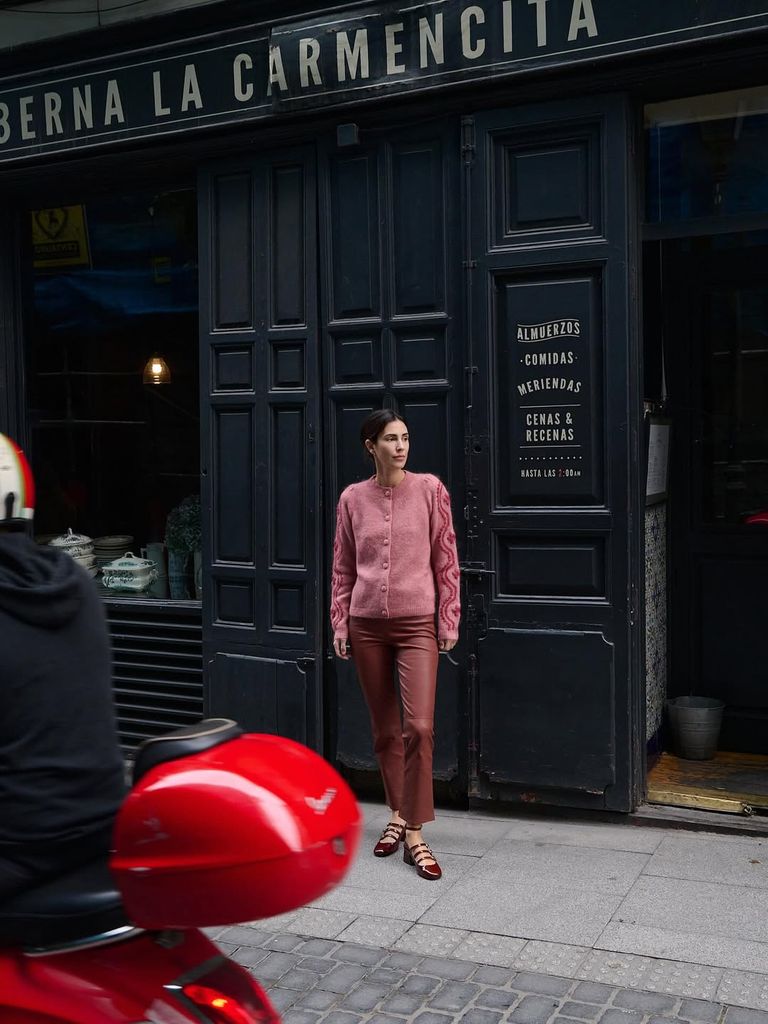 Solo necesitas un pantalón de cuero como el de Sassa de Osma para elevar tu look