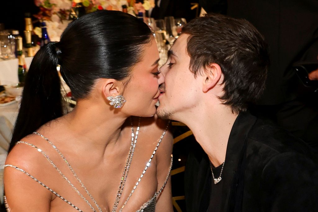 El beso apasionado de Kylie Jenner y Timothée Chalamet en los Globos de Oro 2026