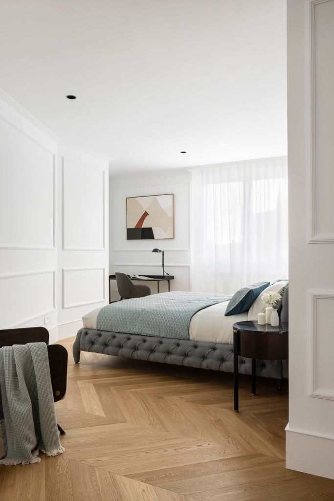 Dormitorio con suelo de madera.