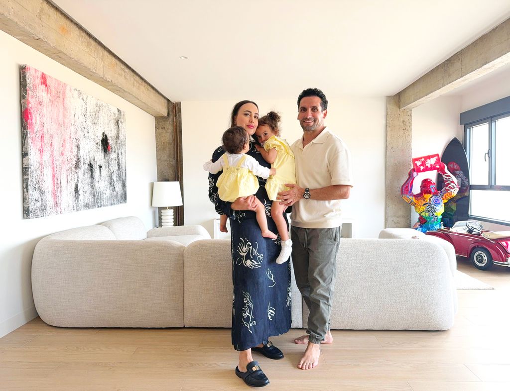 Ivana Rodríguez y Carlos García con sus hijas