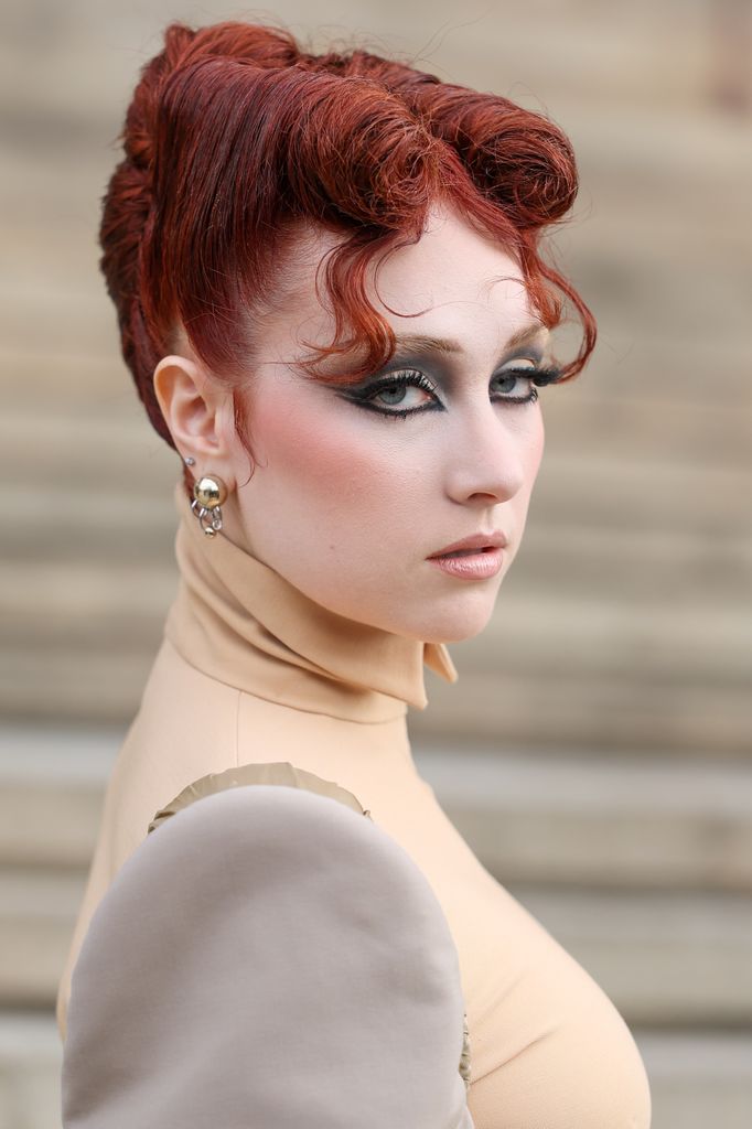 Chappell Roan llega en 'full-glam' al desfile de Mugler.