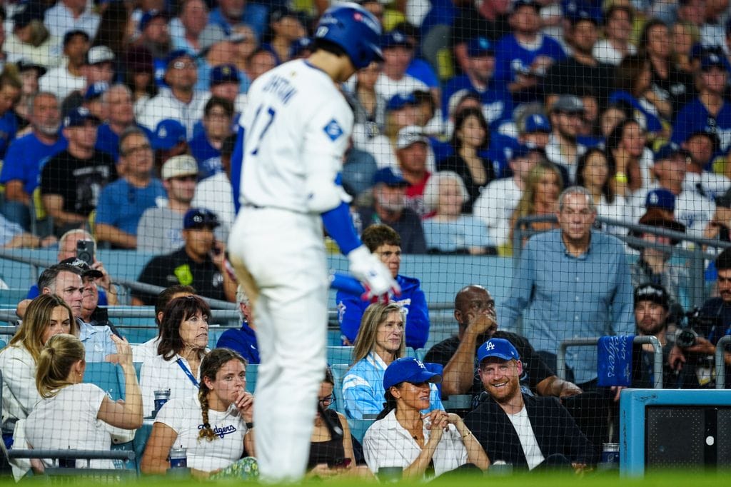 El príncipe Harry y Meghan Markle viendo el partido de la Serie Mundial de los Dodgers en Los Ángeles el 28 de octubre de 2025