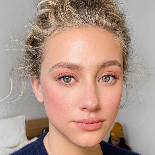 lili reinhart lleva la tendencia del rosa al d a a d a